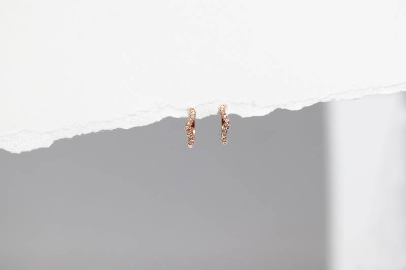 Wave Huggies - Solid 14K Rose Gold Weiß Diamant Hoop Ohrring Handgemachter Schmuck von Treenbee