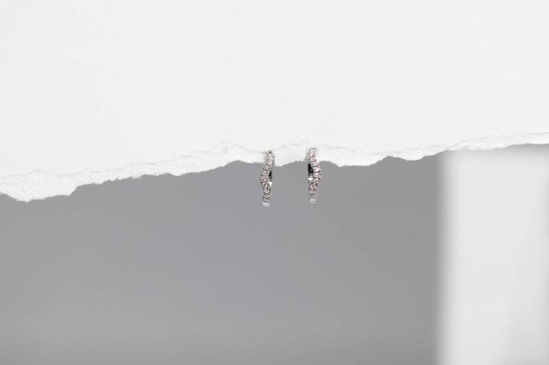 Wave Huggies - Solid 14K Weißgold Weiß Diamant Hoop Ohrring Handgemachter Schmuck von Treenbee