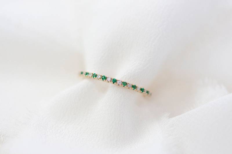 stardust - 14K Gelbgold Halbe Eternity Diamant Smaragd Ring Handgemachter Schmuck von Treenbee