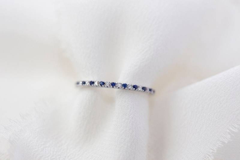 stardust - 14K Weißgold Halber Eternity Diamant Blauer Saphir Ring Handgemachter Schmuck von Treenbee