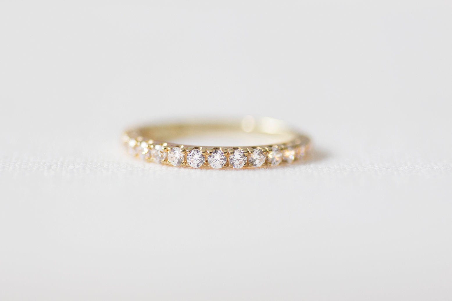 stardust Ii - 14K Gelbgold Halb Eternity Diamant Ring Handgemachter Schmuck stardust Ii - 14K Gelbgold Halb Eternity Diamant Ring Handgemachter Schmuck von Treenbee