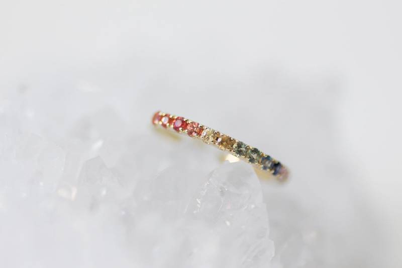 stardust Ii - 14K Gelbgold Halbe Eternity Regenbogen Saphir Ring Handgemachter Schmuck von Treenbee