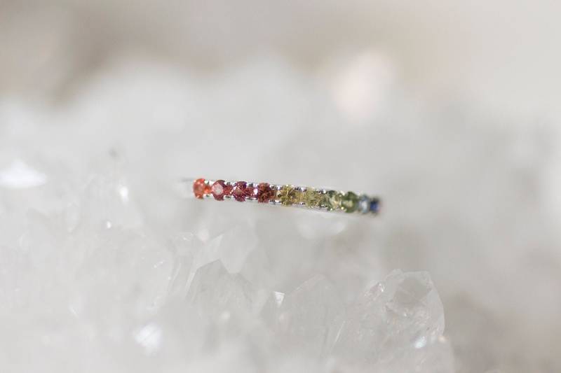 stardust Ii - 14K Weißgold Regenbogen Saphir Ring Handgemachter Schmuck von Treenbee