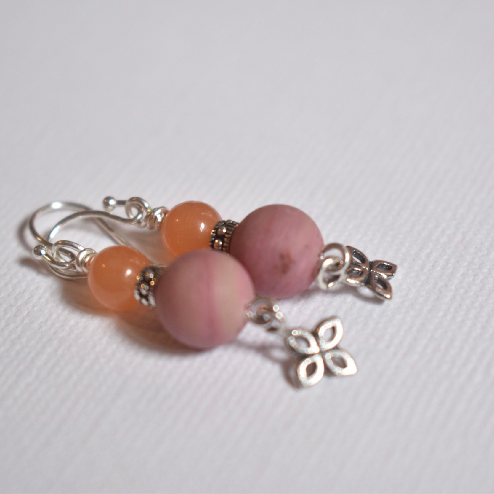 Echte Rhodonit Ohrringe - Naturstein Schmuck Handgemachte Made in Montana Erdig E-Neutral Boho Pfirsich Quarz von TreesandStars