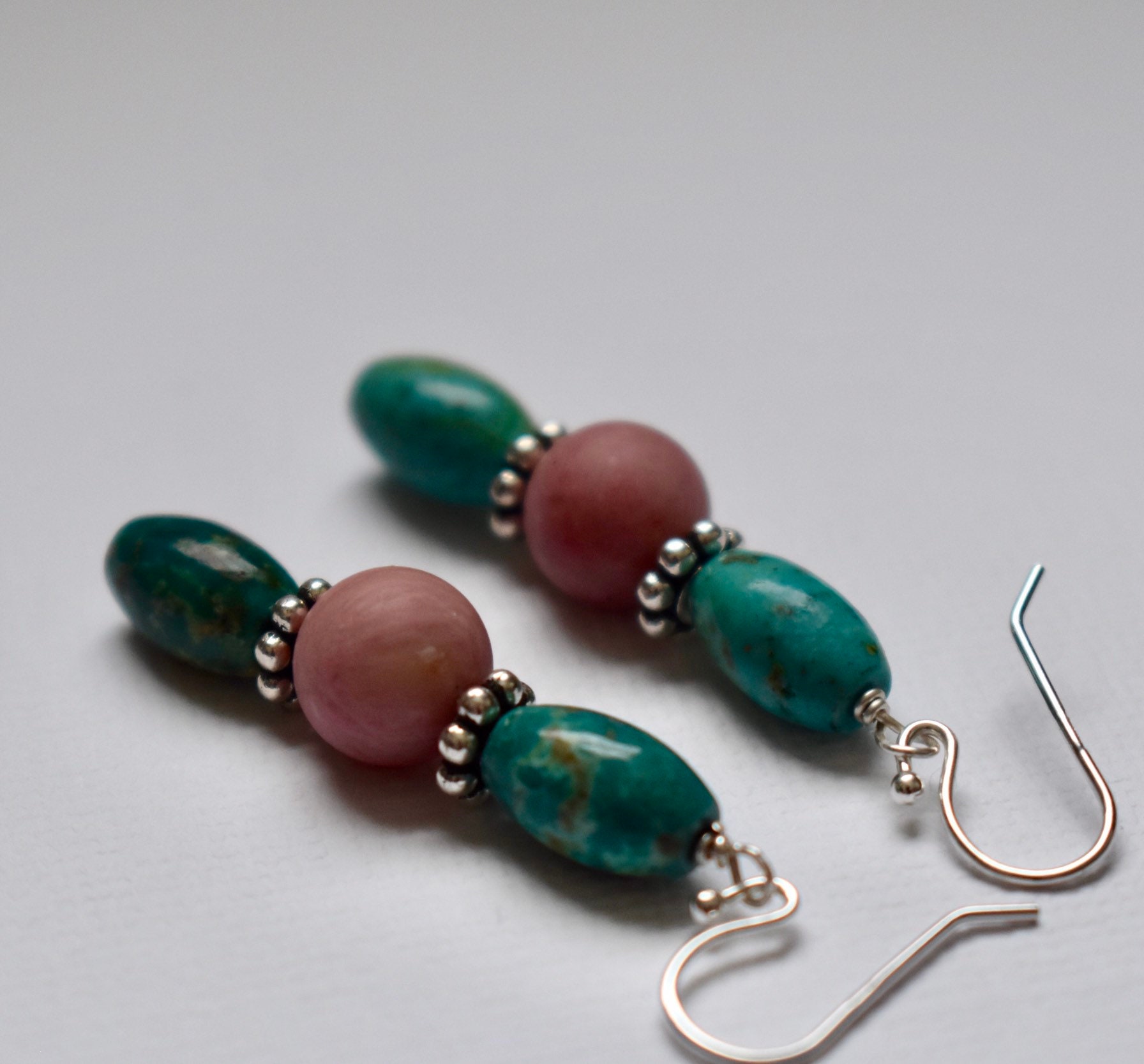 Echte Türkis Ohrringe - Rhodonit Naturstein Schmuck Handgemachte Made in Montana Erdig Neutral Boho von TreesandStars