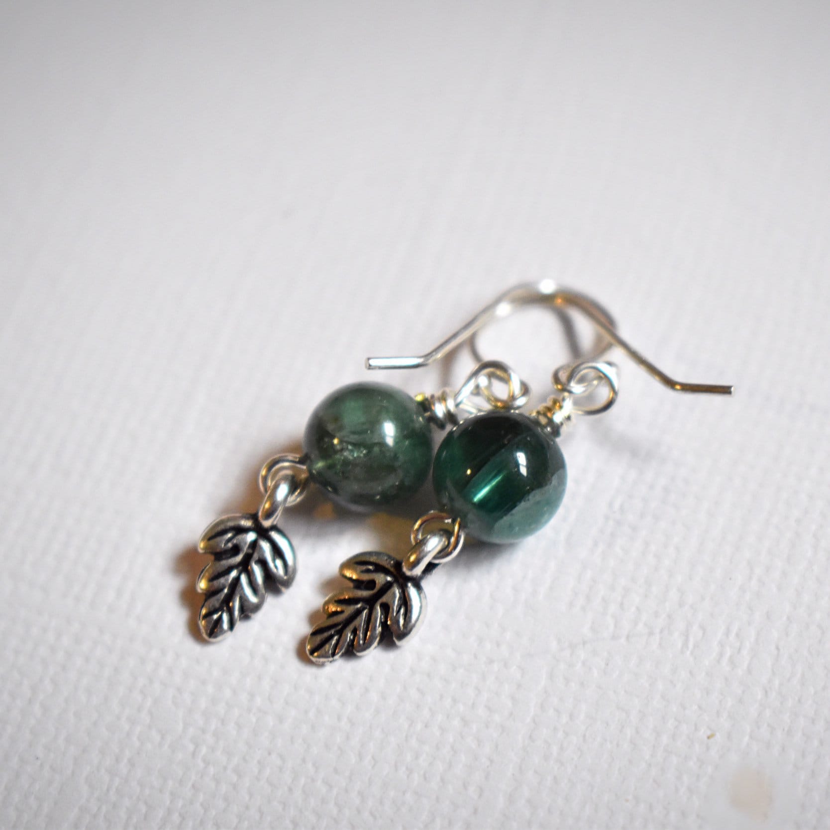 Grüne Kyanit Ohrringe - Zierliche Baumeln Silber Blätter Blatt Naturstein Schmuck Muttertagsgeschenk von TreesandStars