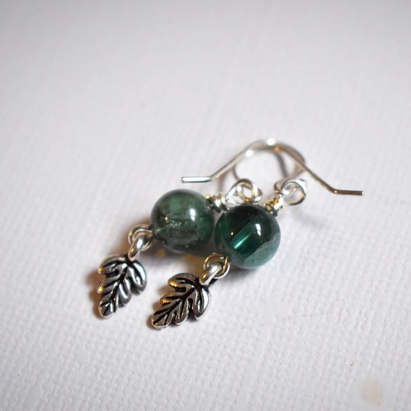 Grüne Kyanit Ohrringe - Zierliche Baumeln Silber Blätter Blatt Naturstein Schmuck Muttertagsgeschenk von TreesandStars
