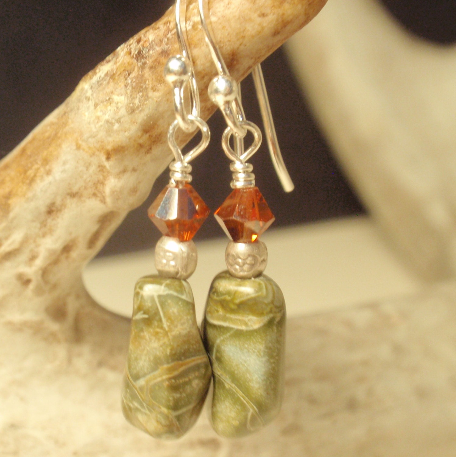 Rhyolith - Grüne Ohrringe Erdigen Neutral Zierliche Baumeln Naturstein Schmuck von TreesandStars