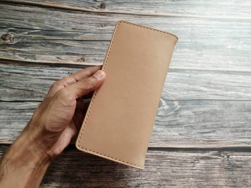 Handgefertigte Lange Brieftasche Aus Braunem Leder Naturfarbe von TreeworksLeather