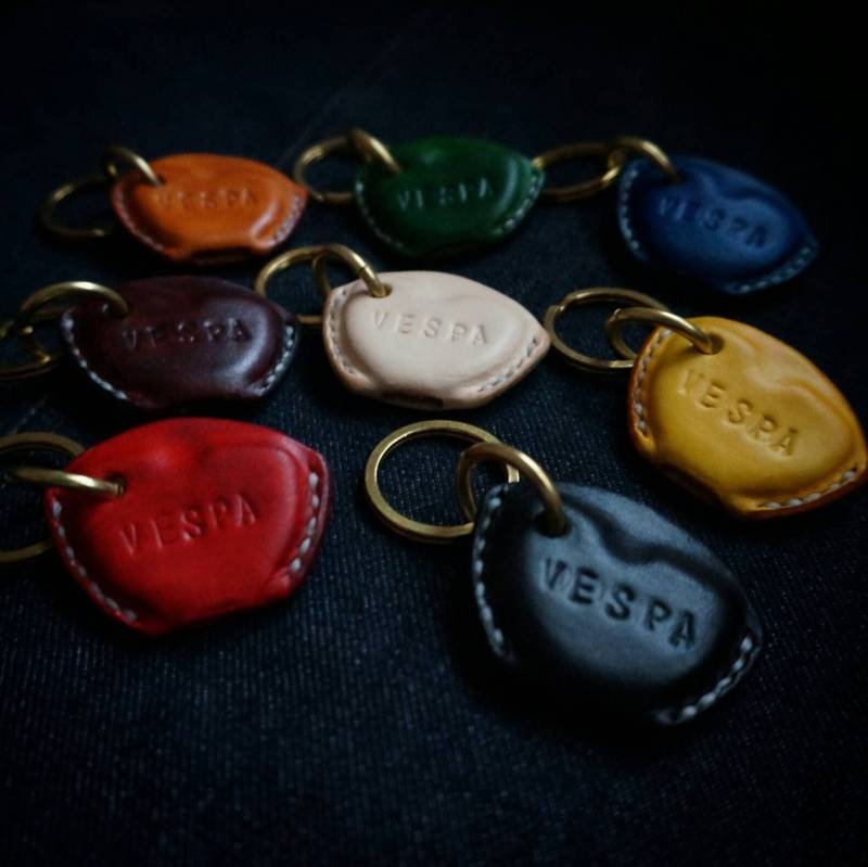 Handgefertigte Leder Vespa Schlüsselhülle Mit Massivem Messing Schlüsselring von TreeworksLeather