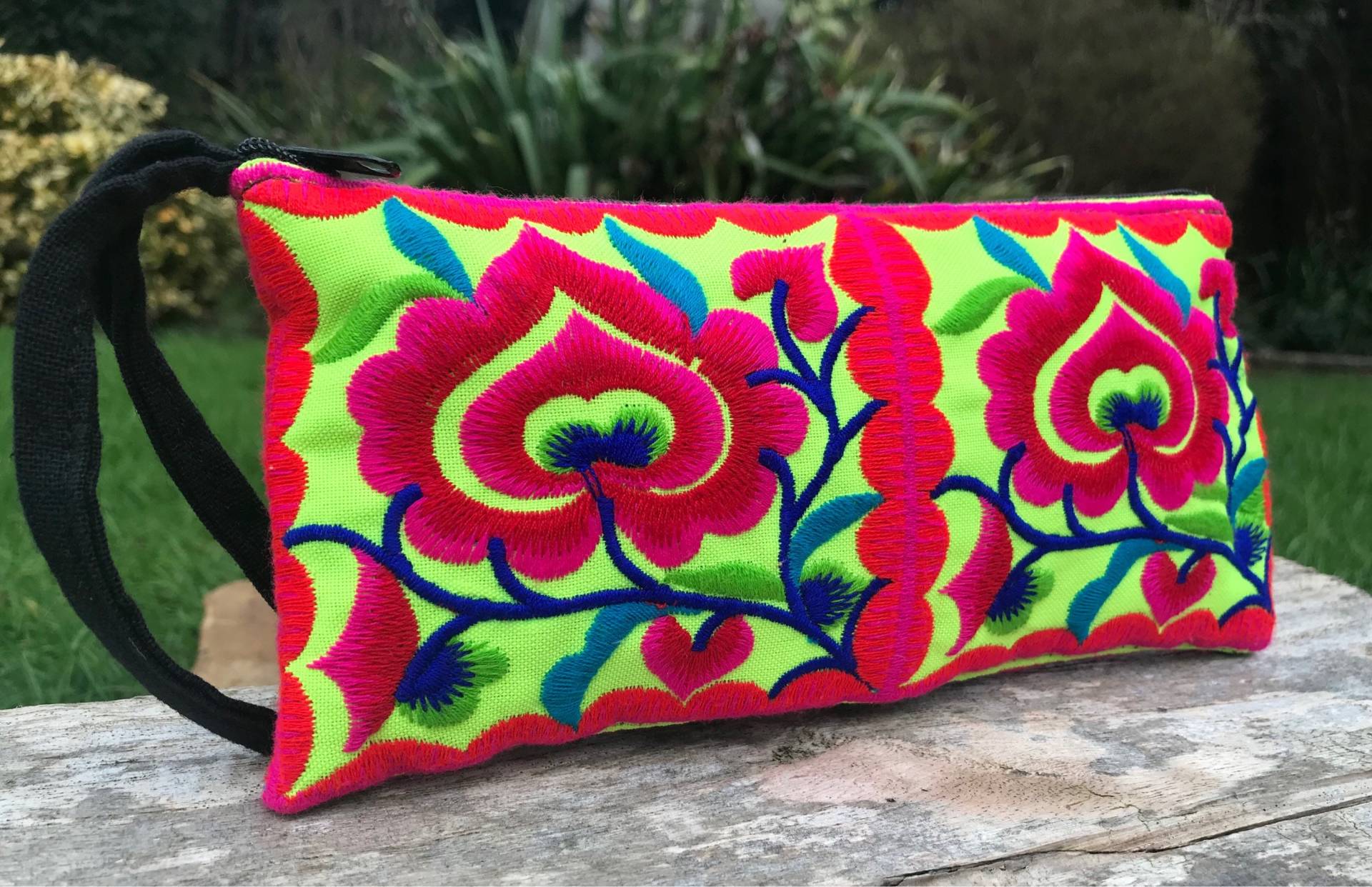 Bestickte Thai Geldbörse, Hmong Armband, Ethno Boho Geldbeutel, Bunter Münzbeutel Bestickte Thai Geldbörse, Hmong Armband, Ethno Boho Geldbeutel, Bunter Münzbeutel von TreezasEclectica