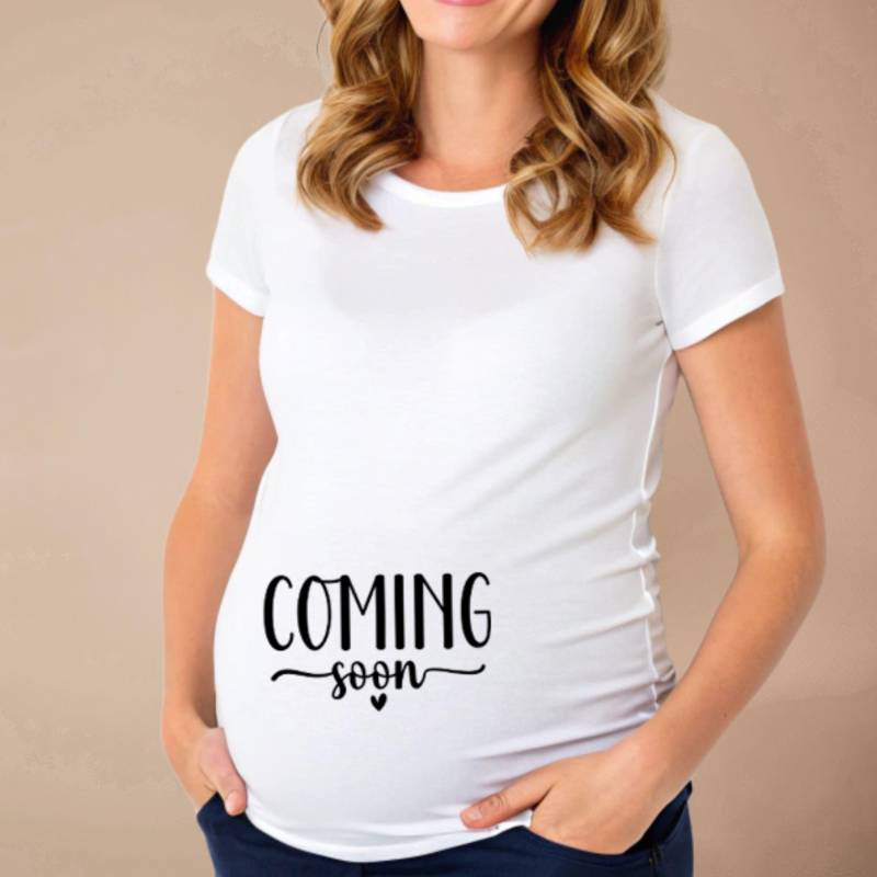 Coming Soon | Schwangerschafts-Shirt Mit Seitlicher Raffung Bequem & Stylisch Mode Für Babybauch Geschenk Mamas von TrendMama