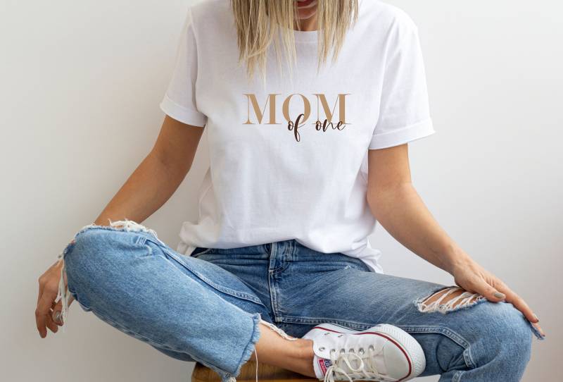 Mama T-Shirt Mit Aufdruck Mom Of One | Two Three Four Wählbar - Tolles Geschenk Zur Geburt Von Der Freundin Geburtstag Muttertag von TrendMama