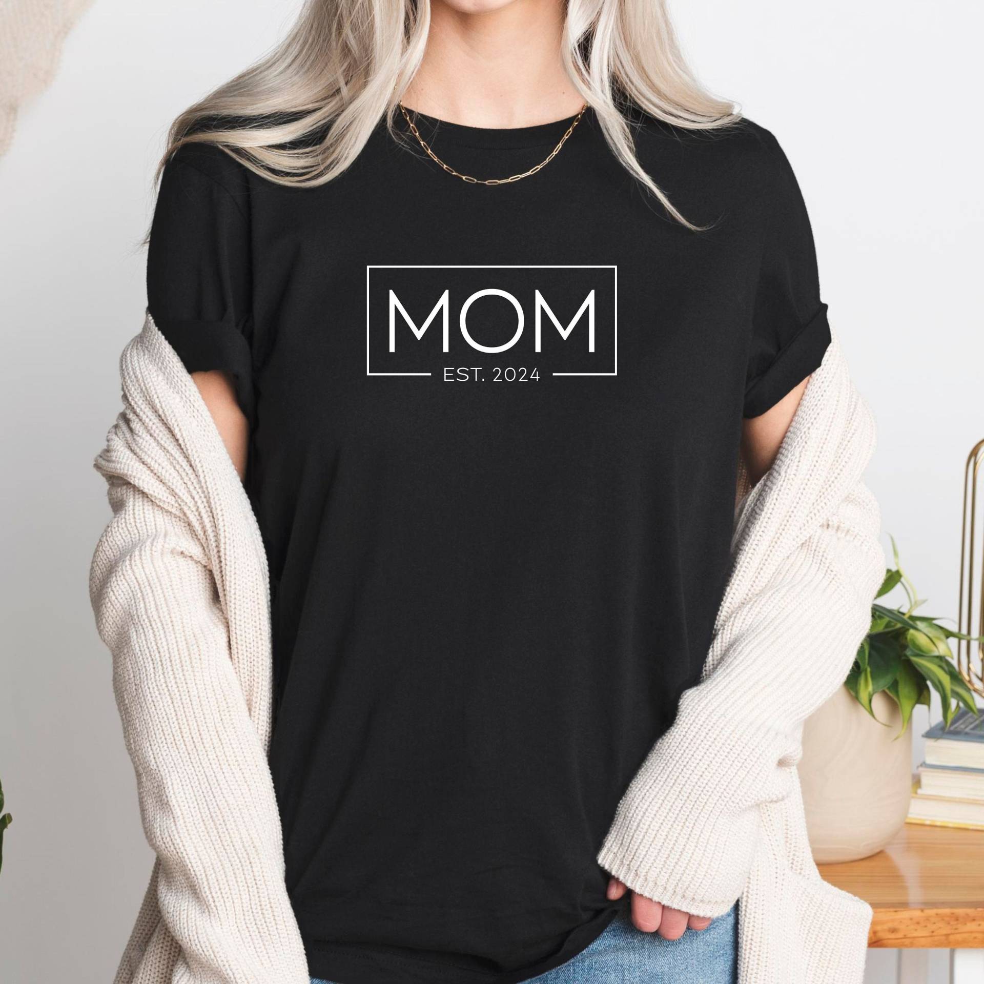 Mom Shirt| Est.-Personalisierbare Jahreszahl | Geschenk Für Alle Mamas Geburtstag Muttertag |Freundin |Geschenkidee| Mami Liebe von TrendMama