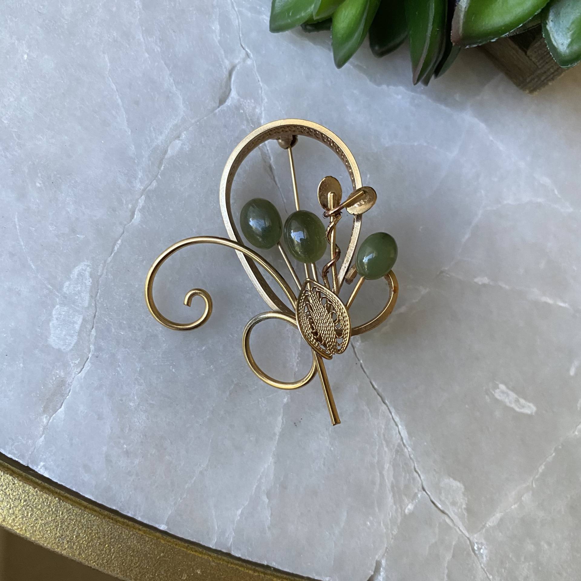 Vintage Faux Jade Brosche Messing Wirbel Anstecknadel von TrendRevival