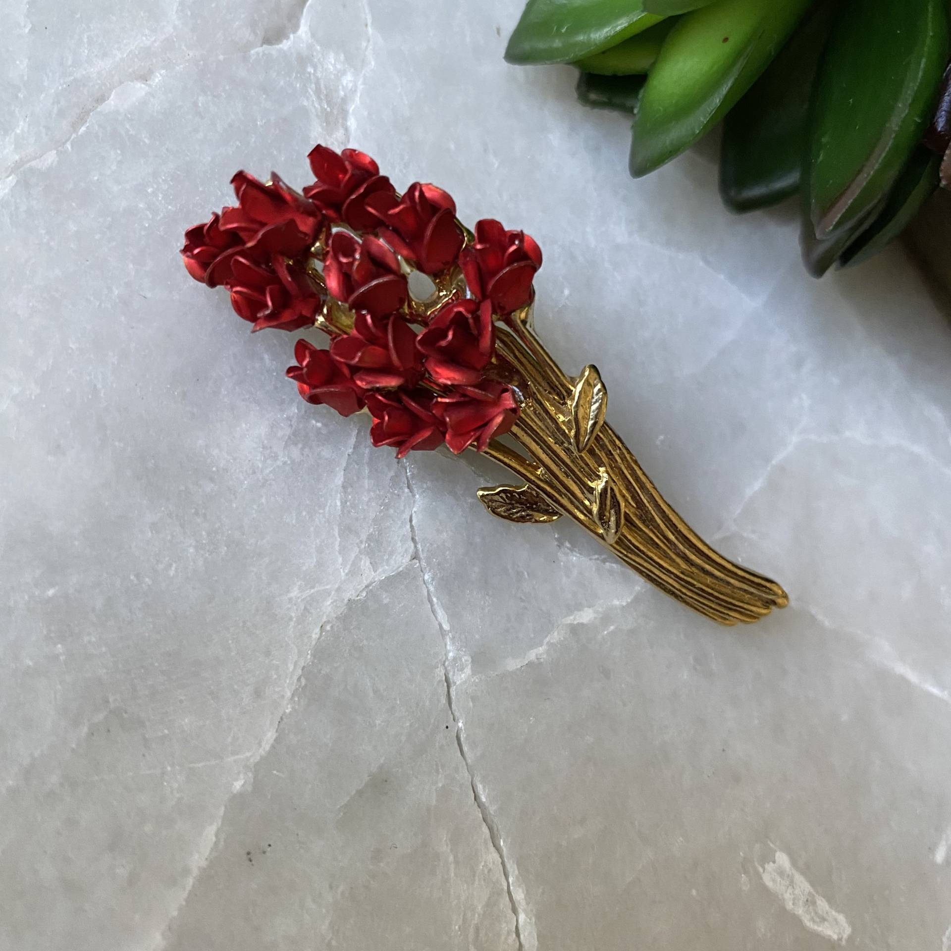 Vintage Goldfarbene Rosenbrosche Rotes Blumenbouquet von TrendRevival