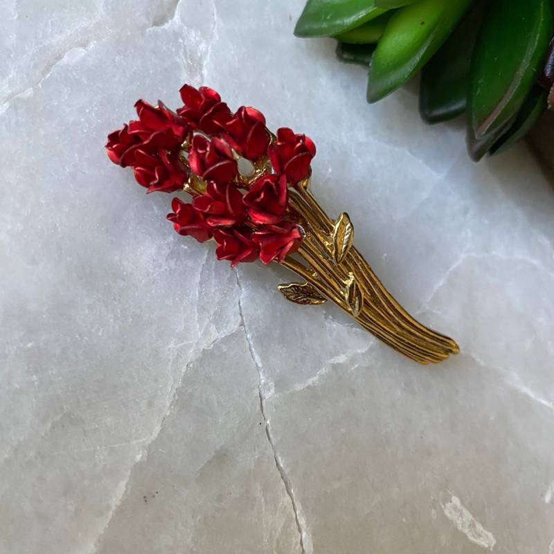 Vintage Goldfarbene Rosenbrosche Rotes Blumenbouquet von TrendRevival