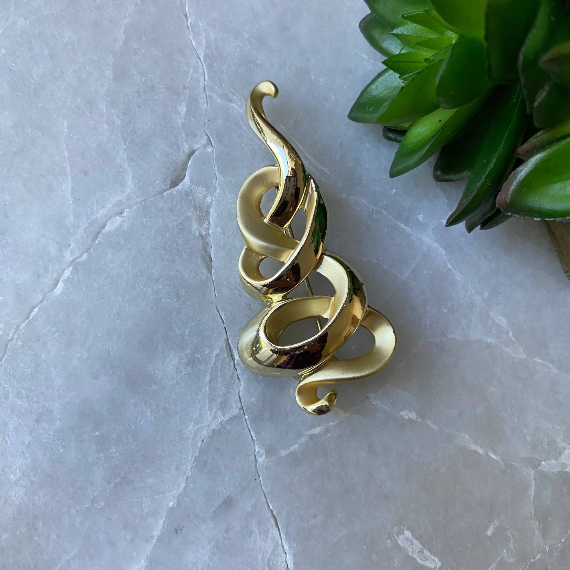 Vintage Goldfarbene Swirl Brosche - Signiert Ajc von TrendRevival