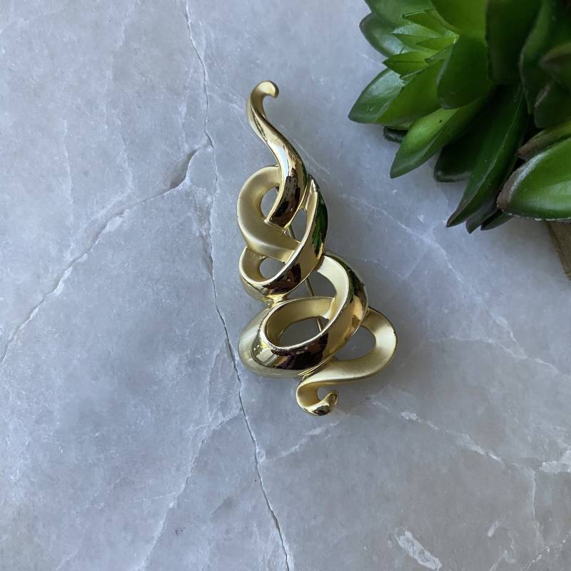 Vintage Goldfarbene Swirl Brosche - Signiert Ajc von TrendRevival