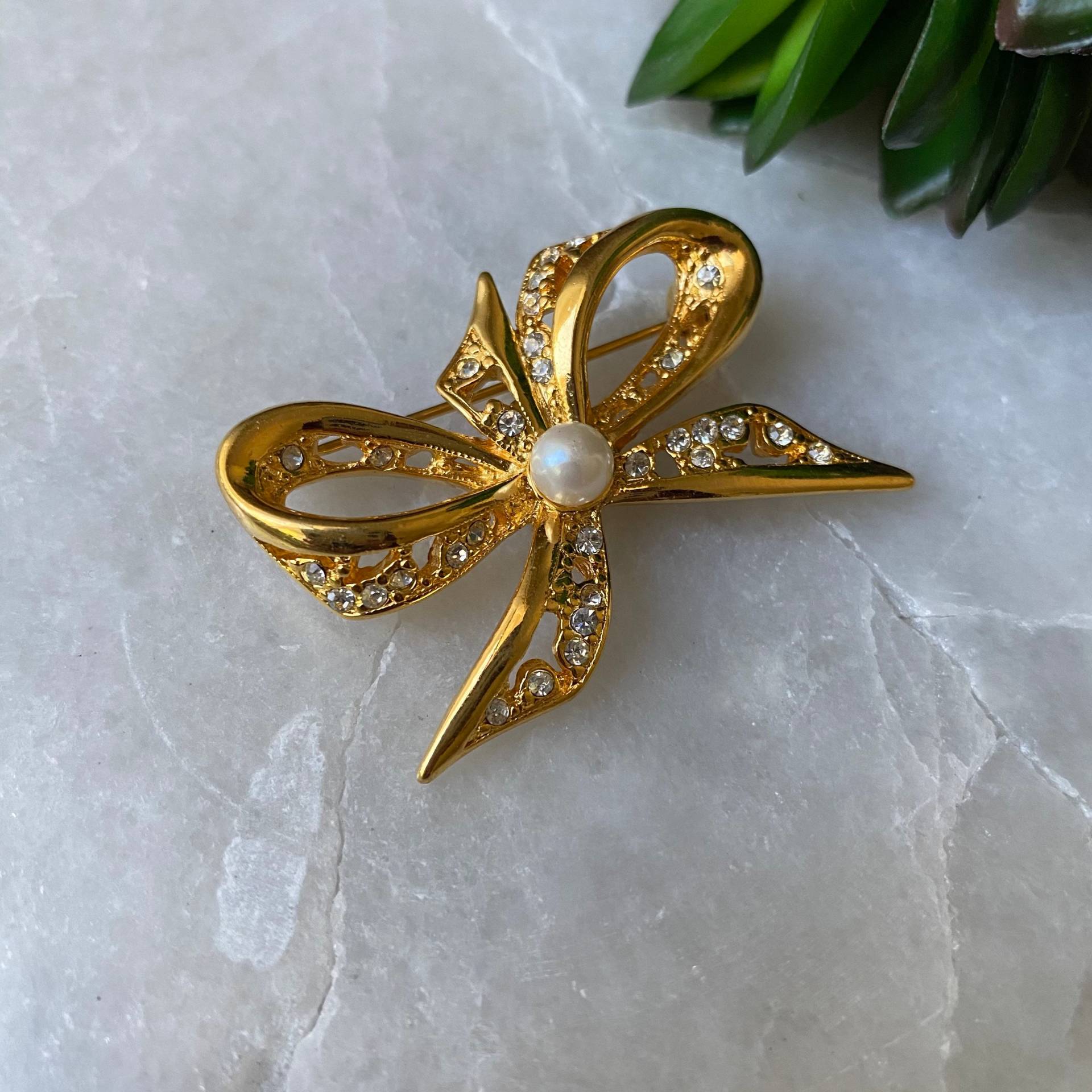 Vintage Napier Band Brosche Schleife Mit Perle in Der Mitte von TrendRevival