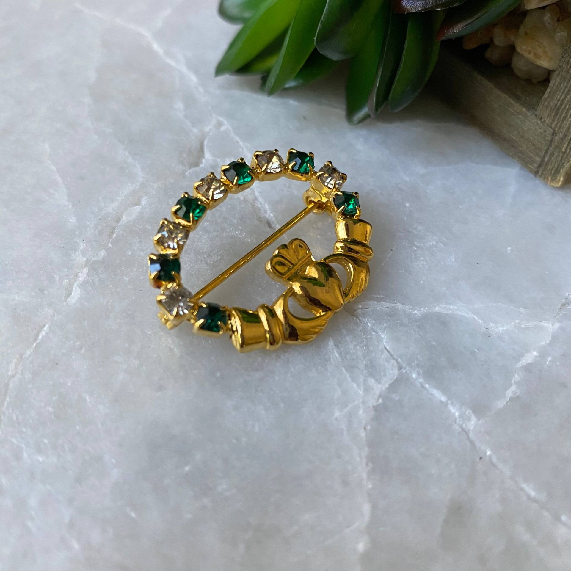 Vintage Soloor Crowned Heart Brosche Hände, Grüne Strasssteine von TrendRevival