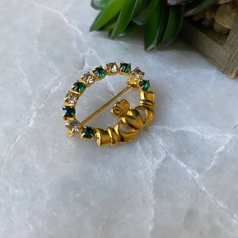 Vintage Soloor Crowned Heart Brosche Hände, Grüne Strasssteine von TrendRevival