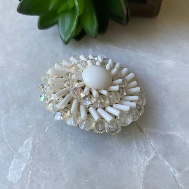 Vintage Starburst Perlenbrosche Weiße Verzierte Brautbrosche, West Germany von TrendRevival
