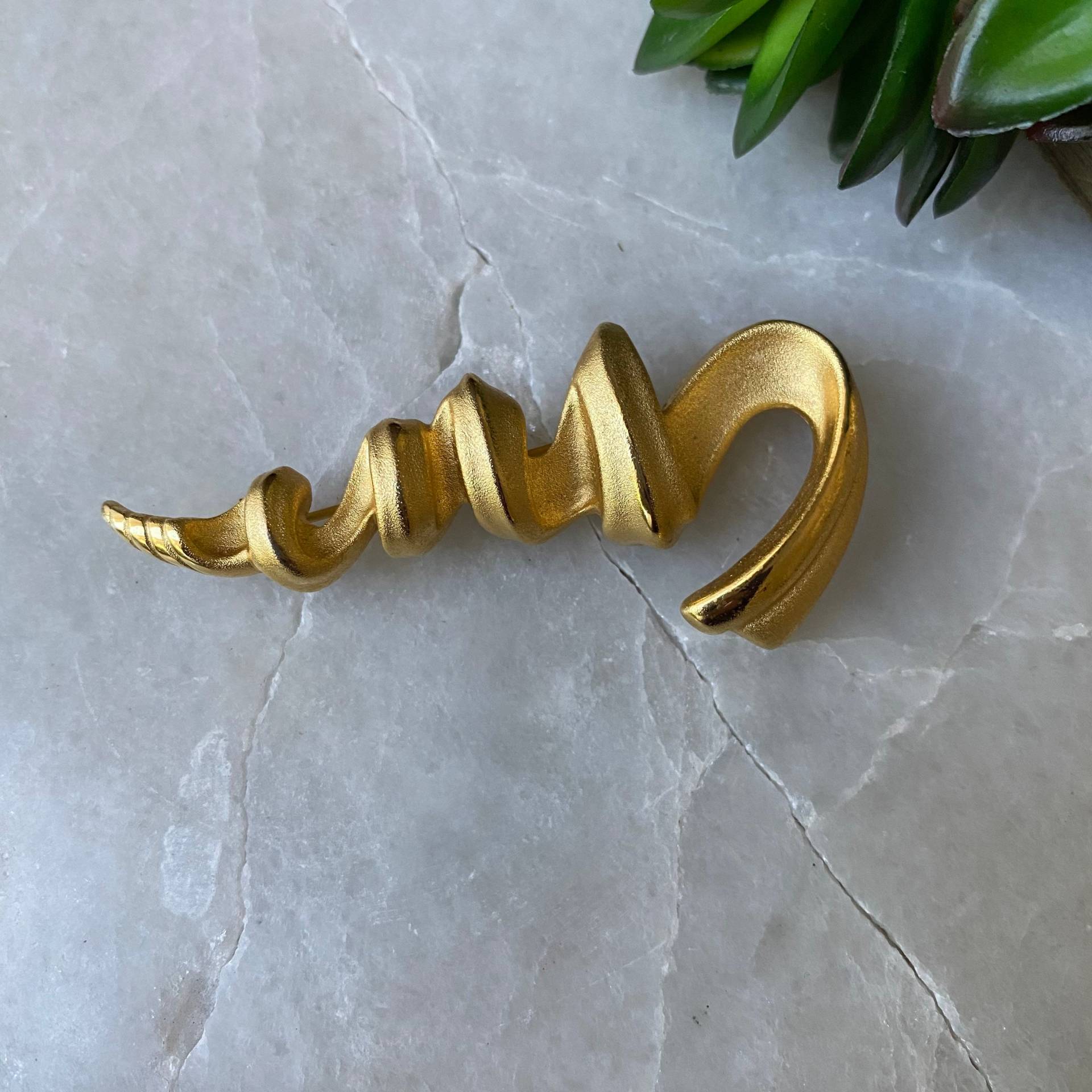 Vintage Tona Ribbon Brosche Swirl Design, Goldfarben von TrendRevival