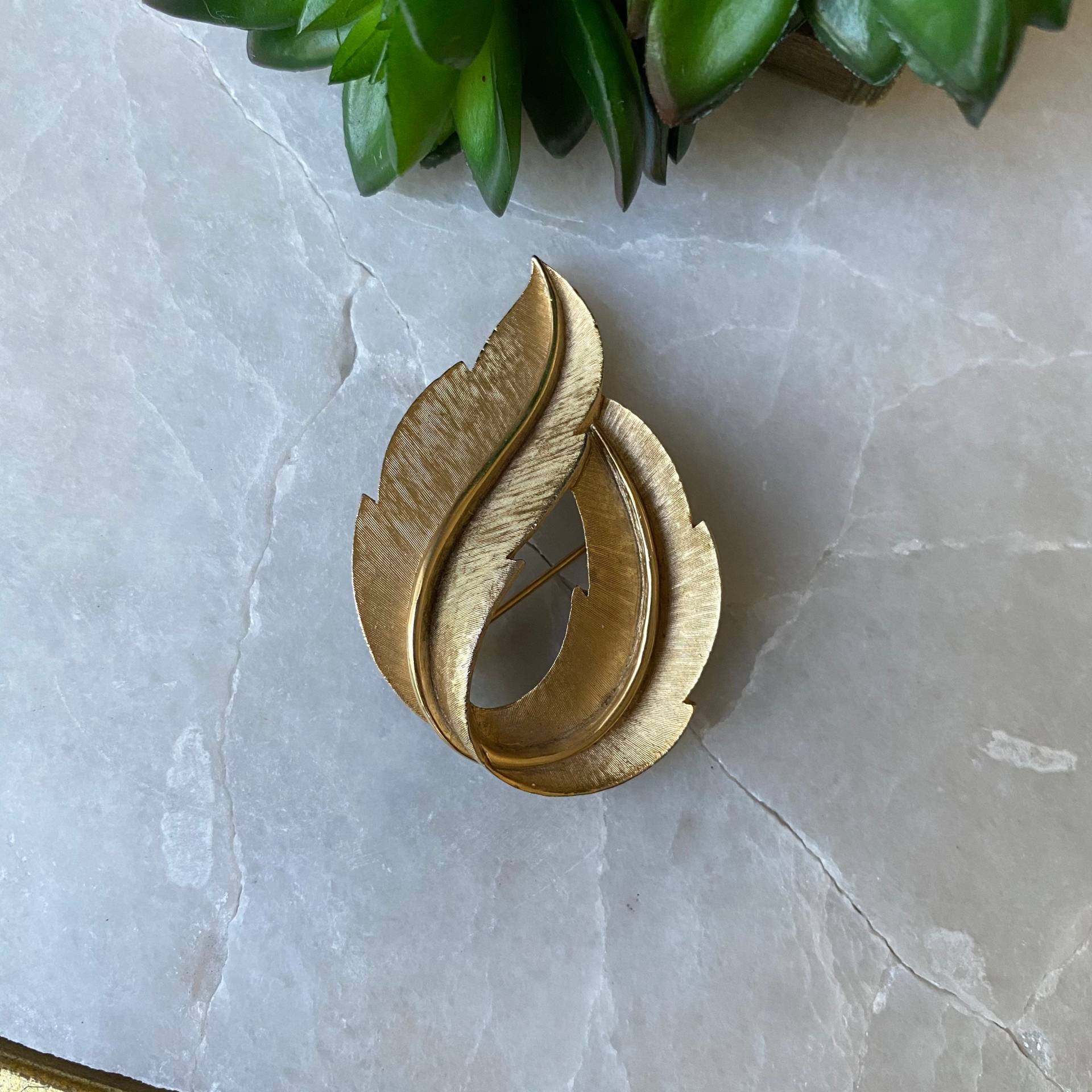 Vintage Trifari Blatt Brosche Gold Ton Signiertes Krönchen Design von TrendRevival