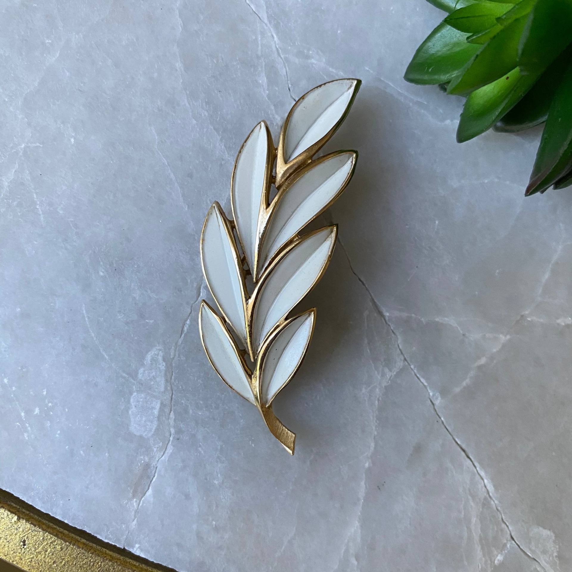 Vintage Trifari Brosche Weiße Blatt Pins Aus Emaille Und Gold von TrendRevival