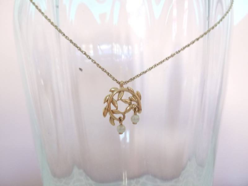 Zierliche Goldfarbene Trifari Halskette Mit Goldfarbenen Akzenten Zierliche Goldfarbene Trifari Halskette Mit Goldfarbenen Akzenten von TrendTiques