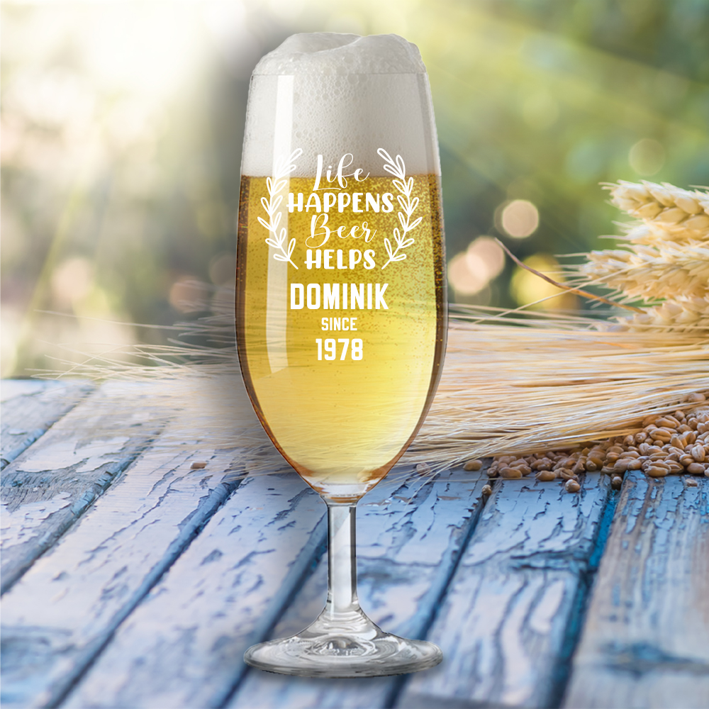 Bierglas Life happens beer helps mit Wunschnamen von Trendgravur