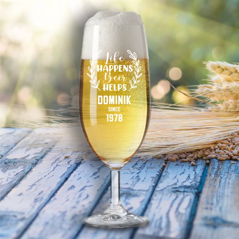 Bierglas Life happens beer helps mit Wunschnamen von Trendgravur