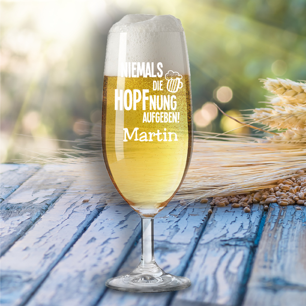 Bierglas Niemals die Hopfnung aufgeben! mit Wunschnamen von Trendgravur
