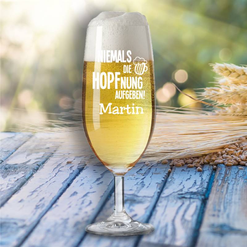 Bierglas Niemals die Hopfnung aufgeben! mit Wunschnamen von Trendgravur