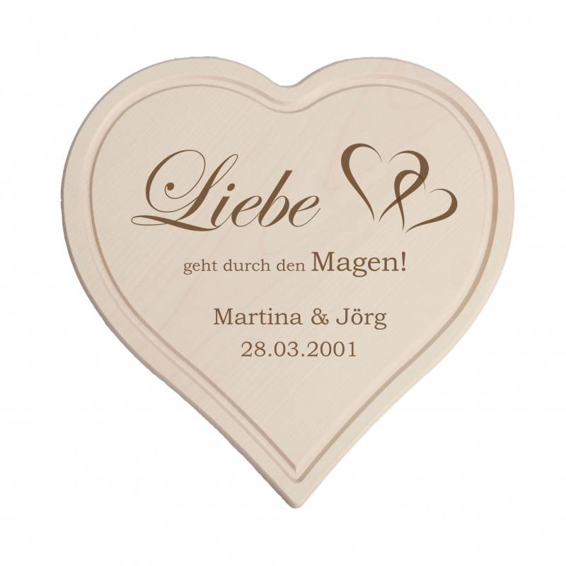 Frühstücksbrett mit Gravur in Herzform - Liebe geht durch den Magen! von Trendgravur