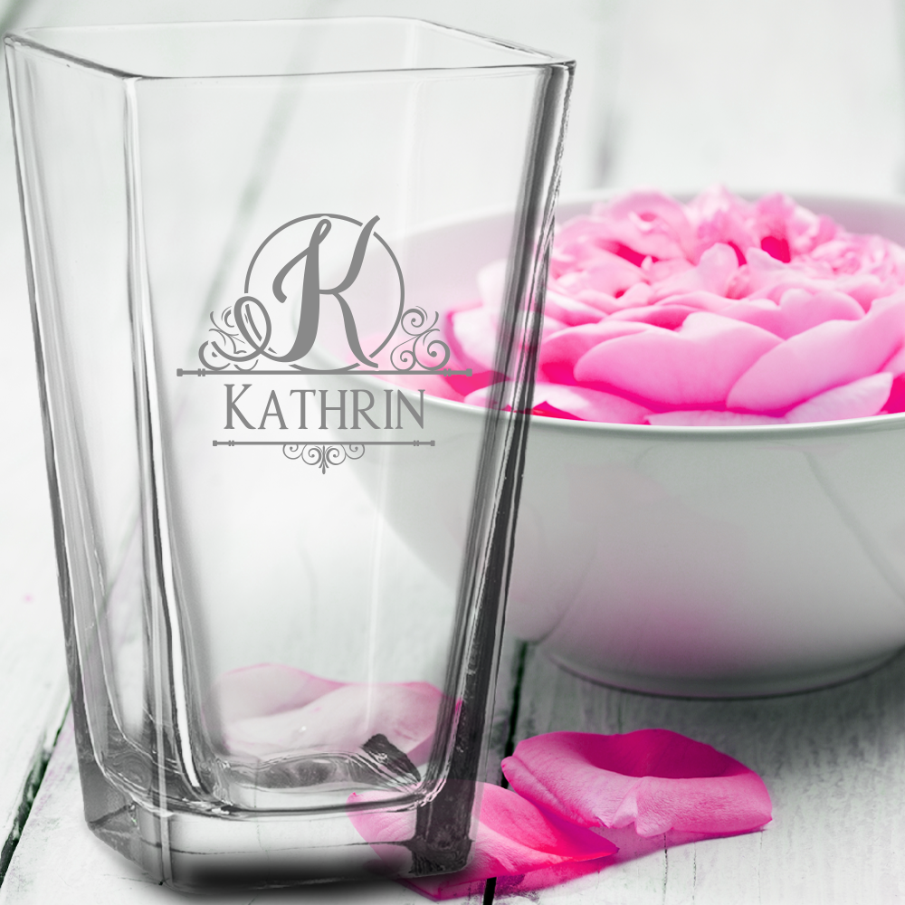 Glasvase mit persönlichem Monogramm von Trendgravur