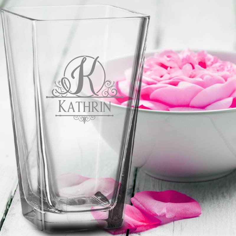 Glasvase mit persönlichem Monogramm von Trendgravur