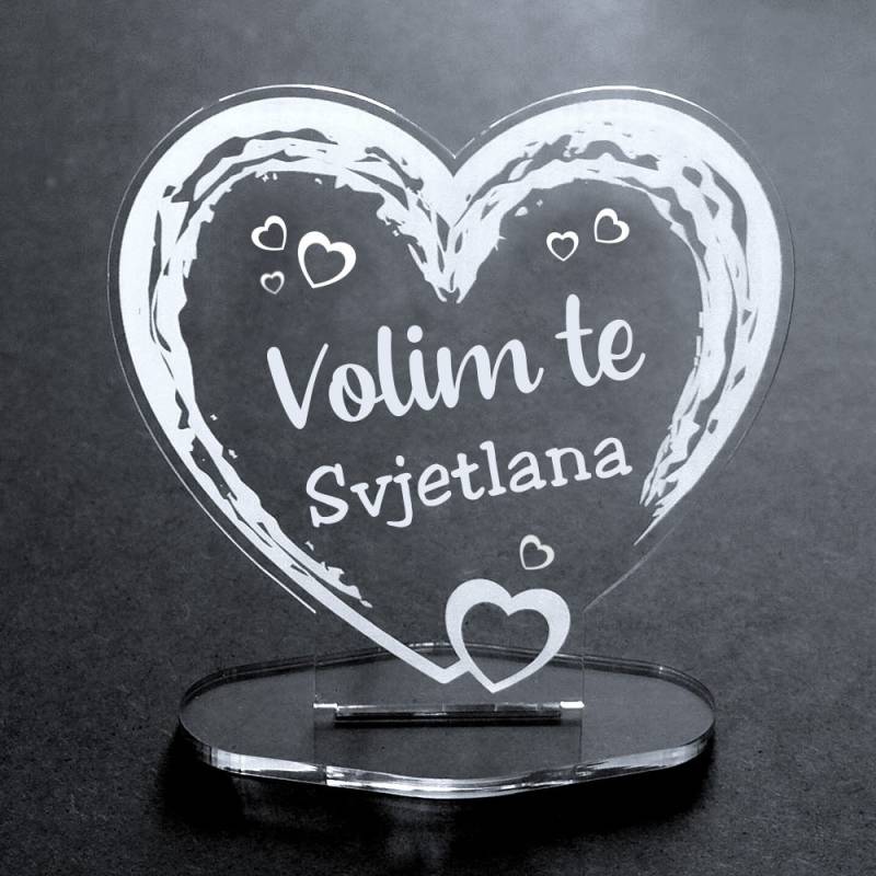 Herz-Aufsteller Acryl mit Namen - volim te von Trendgravur