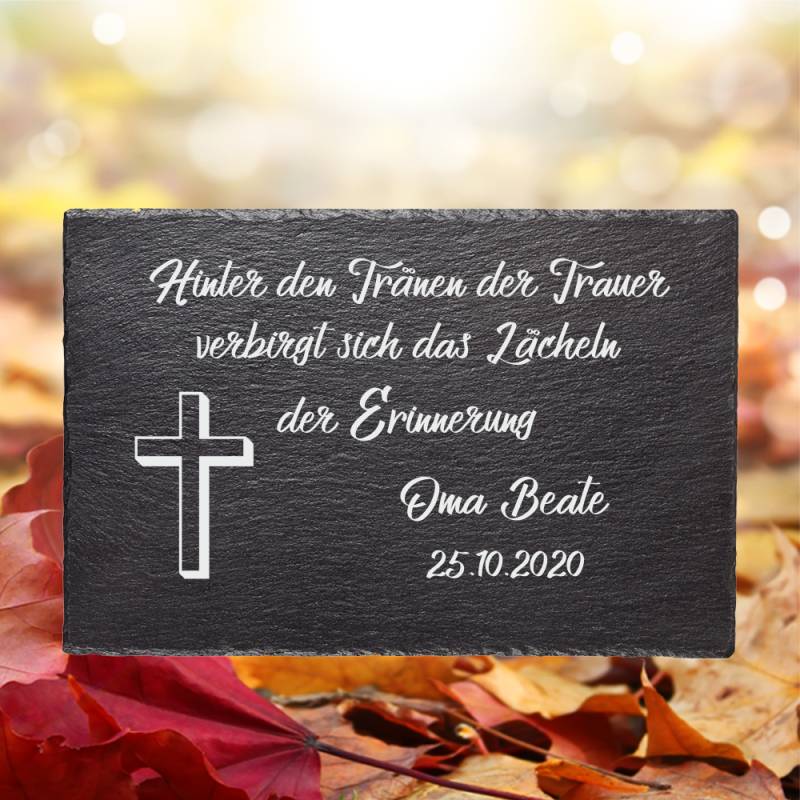 Schiefertafel mit Namen Hinter den Tränen der Trauer von Trendgravur
