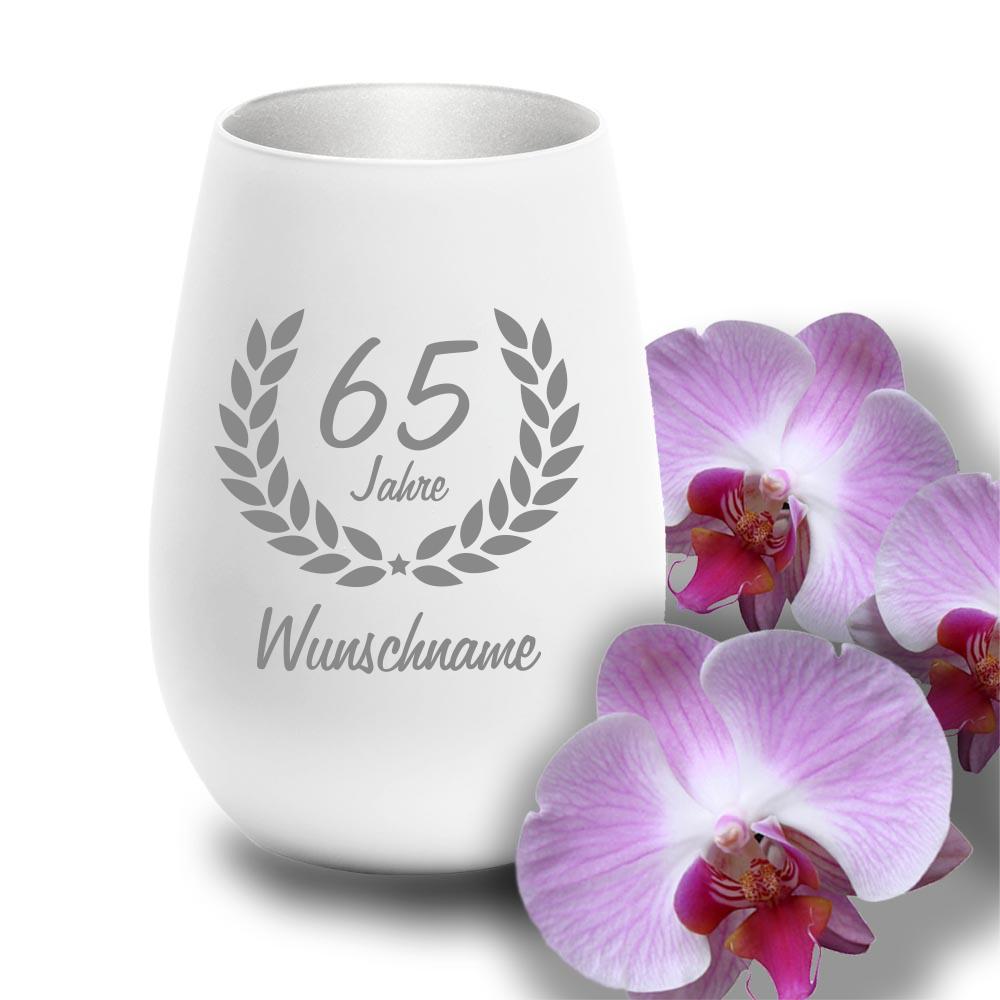 Windlicht zum 65. Geburtstag mit Wunschnamen weiss-silber von Trendgravur