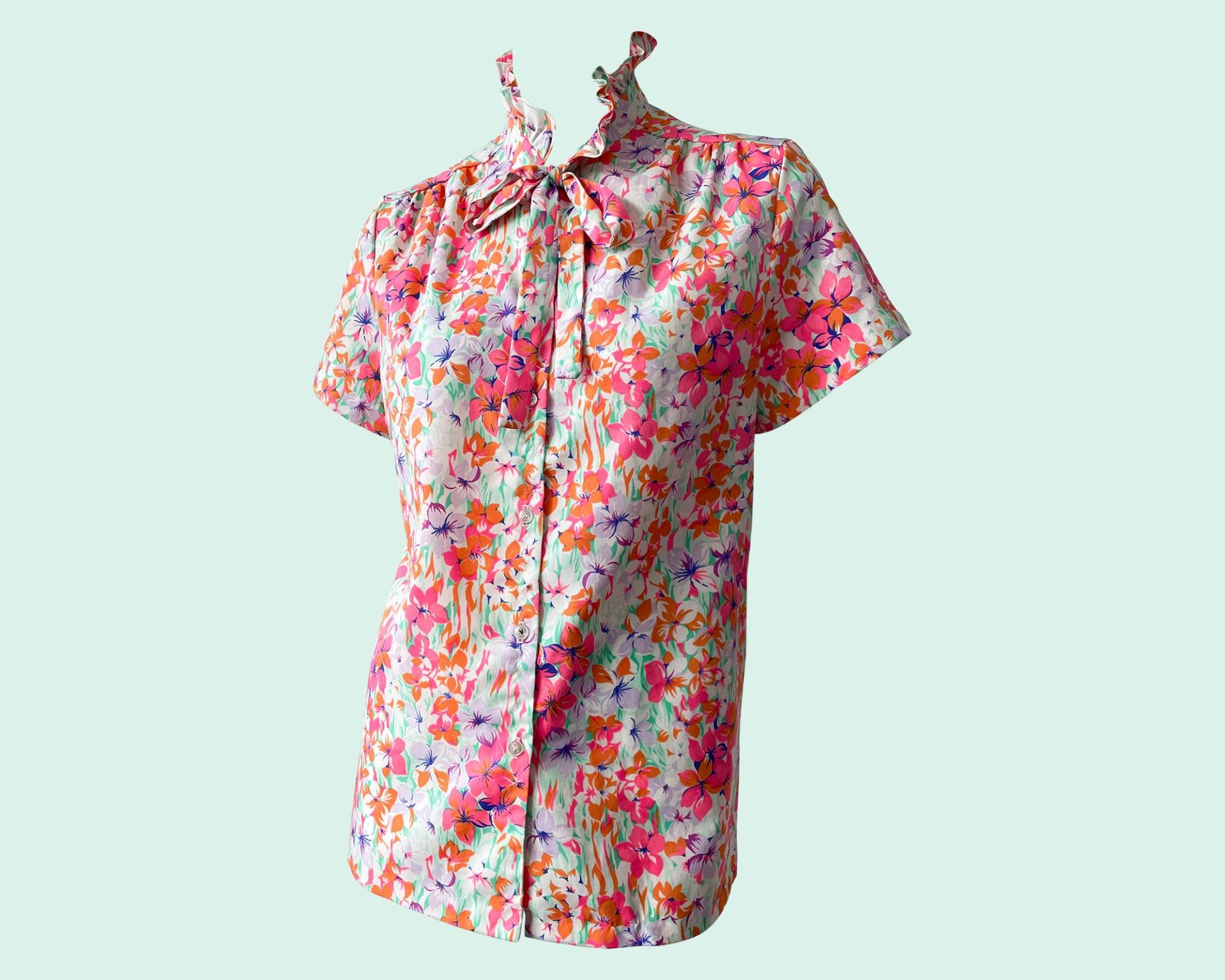 Vintage 70Er Jahre Bluse Mit Blumenmuster, Pie Crust Kragen, Kurze Ärmel, Geraffter Ausschnitt, Girly, Feminin Vintage 70Er Jahre Bluse Mit Blumenmuster, Pie Crust Kragen, Kurze Ärmel, Geraffter Ausschnitt, Girly, Feminin von Trendlistr