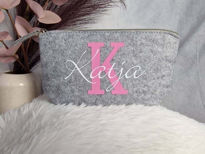 Kosmetiktasche Personalisiert Aus Filz | Geschenk Freundin Kollegin Mädchen Frau von TrendstudioLange