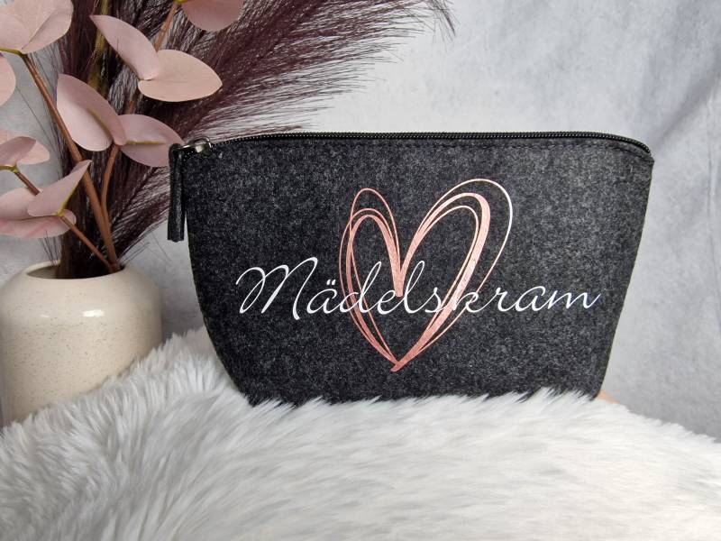 Kosmetiktasche Personalisiert Aus Filz | Geschenk Mädelskram Freundin Schwester Kollegin Kosmetiktasche Personalisiert Aus Filz | Geschenk Mädelskram Freundin Schwester Kollegin von TrendstudioLange