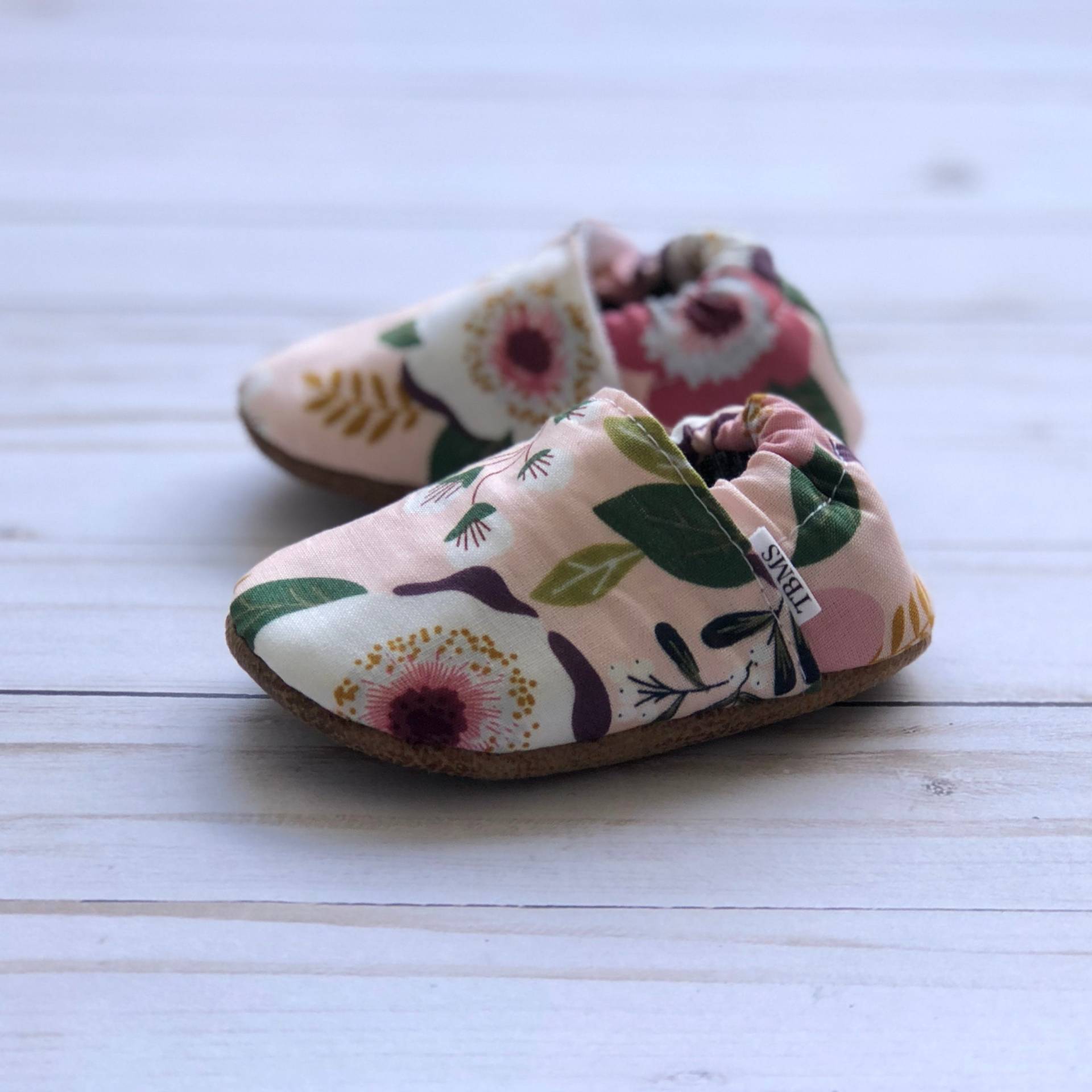 Kaufen Sie 2, Erhalten 1 Gratis Trendy Baby Mokassins - Pink Floral von TrendyBabyMoccShop
