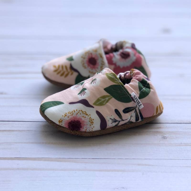 Kaufen Sie 2, Erhalten 1 Gratis Trendy Baby Mokassins - Pink Floral Kaufen Sie 2, Erhalten 1 Gratis Trendy Baby Mokassins - Pink Floral von TrendyBabyMoccShop