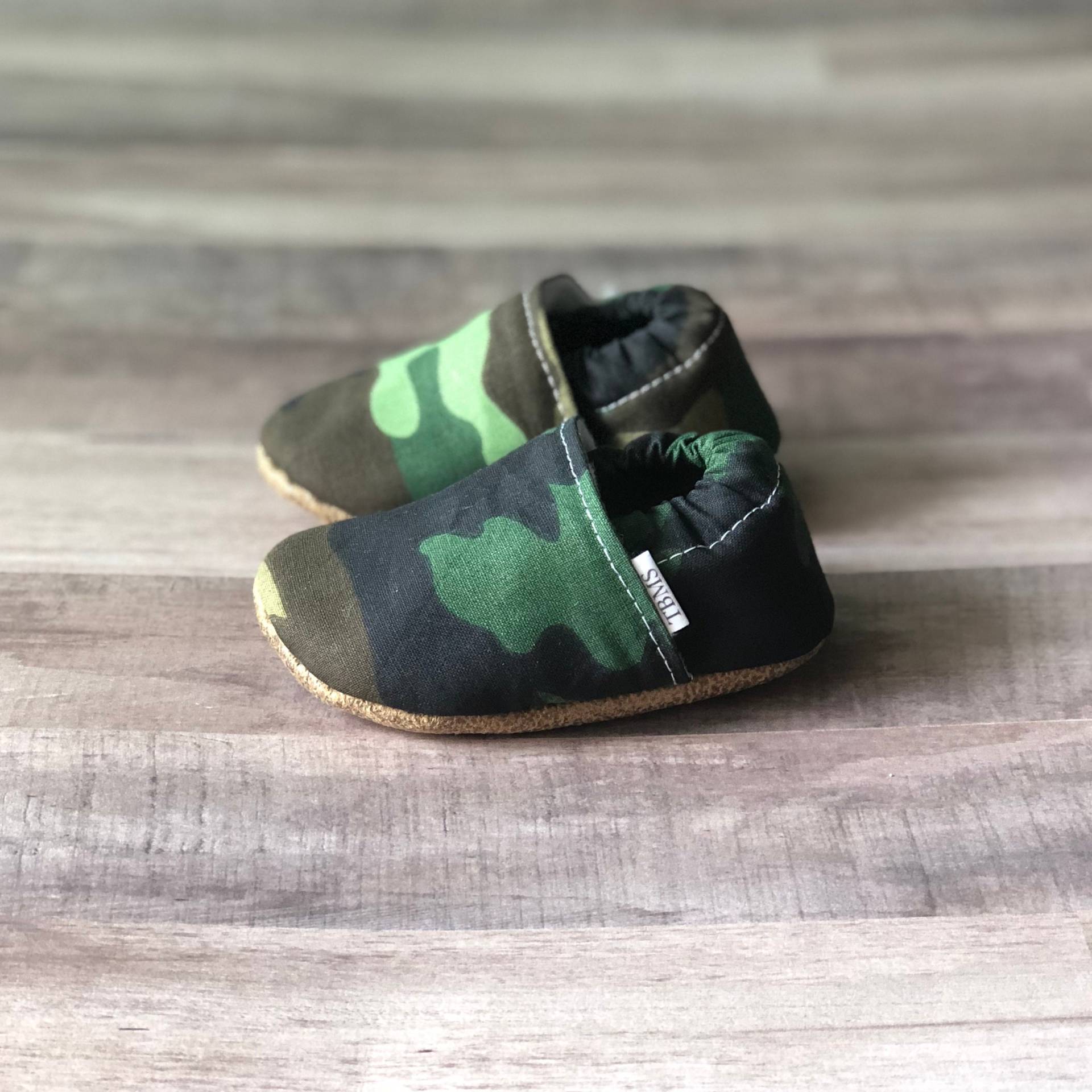 Trendige Baby Mokassins - Camo von TrendyBabyMoccShop