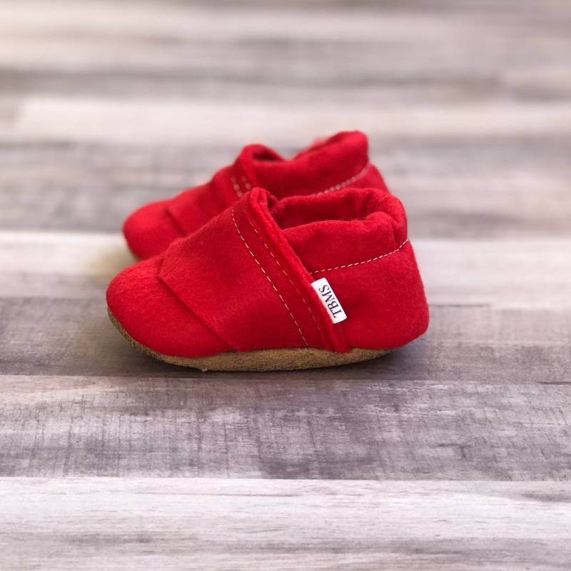 Trendy Baby Moccasins - Roter Filz von TrendyBabyMoccShop