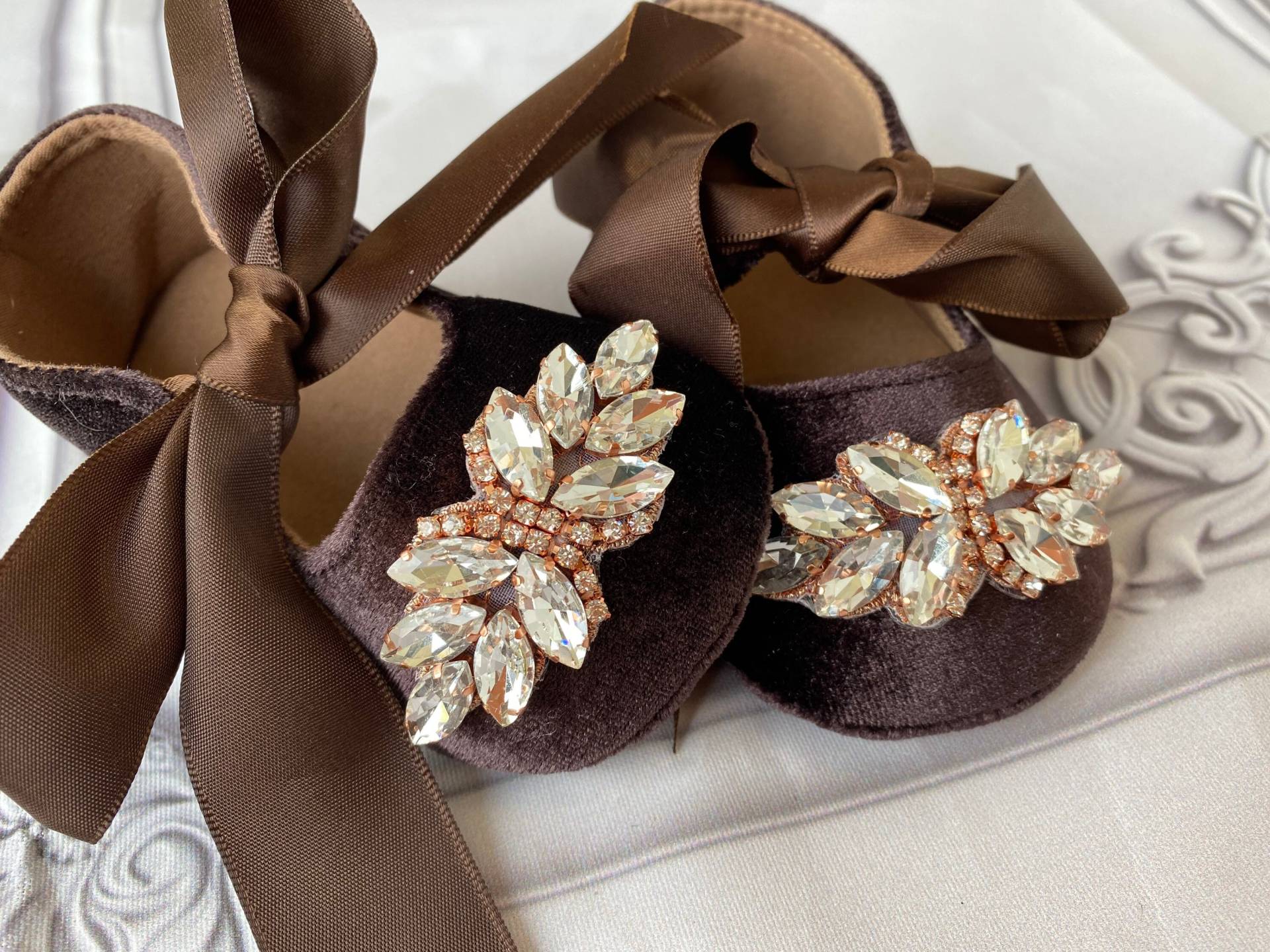 Braune Baby-Mädchenschuhe, Krippe Schuhe, 1Er Geburtstag Party Hochzeit, Rose Gold Strass Mädchenschuhe Baby-Mädchen Mädchen Geschenk Braune Baby-Mädchenschuhe, Krippe Schuhe, 1Er Geburtstag Party Hochzeit, Rose Gold Strass Mädchenschuhe Baby-Mädchen Mädchen Geschenk von TrendyBoutiqueDesign
