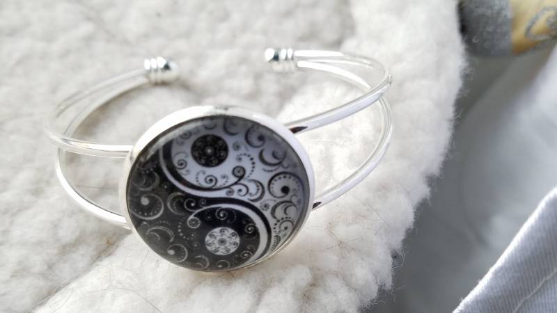 Yin Und Yang, Schwarz Weiß Metall-Armband Yin Und Yang, Schwarz Weiß Metall-Armband von TrendyByAndy